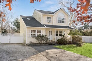 7 Huckleberry Ln in Hampton Bays, NY - Building Photo