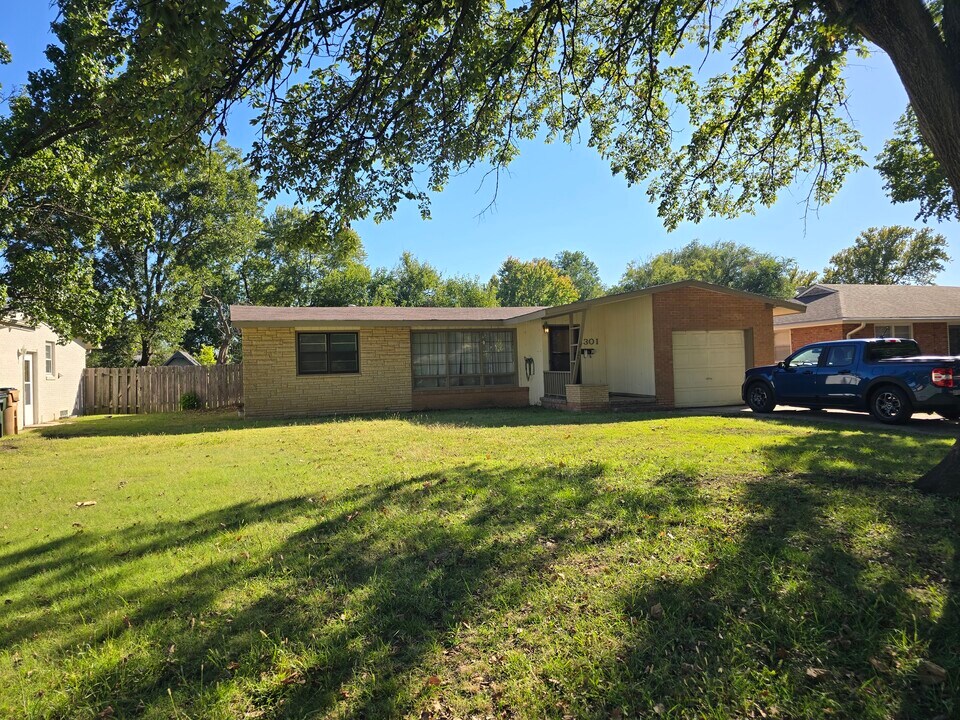 301 W 27th Ave in Hutchinson, KS - Building Photo