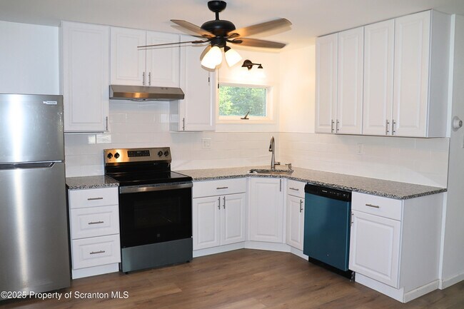 651 Paupack St in Hawley, PA - Building Photo - Building Photo
