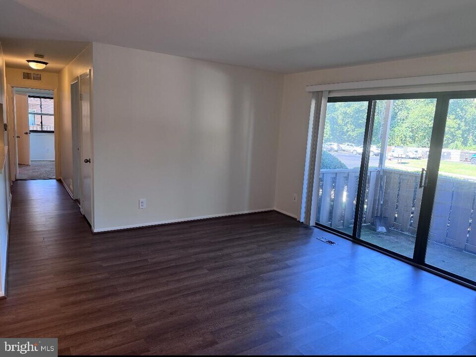 1001 Woodhollow Dr in Evesham, NJ - Building Photo