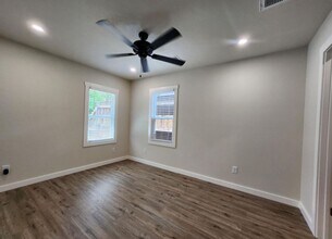 804 N Orange St in Fredericksburg, TX - Building Photo - Building Photo