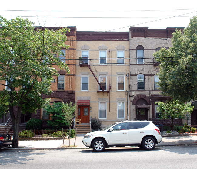 2404 Palisade Ave in Weehawken, NJ - Foto de edificio - Building Photo