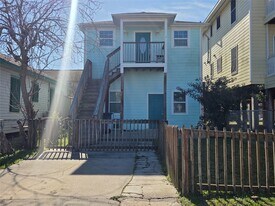 5617 Avenue R 1/2 in Galveston, TX - Building Photo