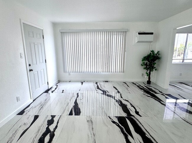 1630 W 104th St in Los Angeles, CA - Foto de edificio - Building Photo