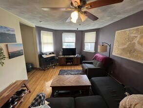 217 Holland St, Unit 2B in Somerville, MA - Foto de edificio - Building Photo