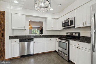 2849 Schoolhouse Cir in Silver Spring, MD - Foto de edificio - Building Photo