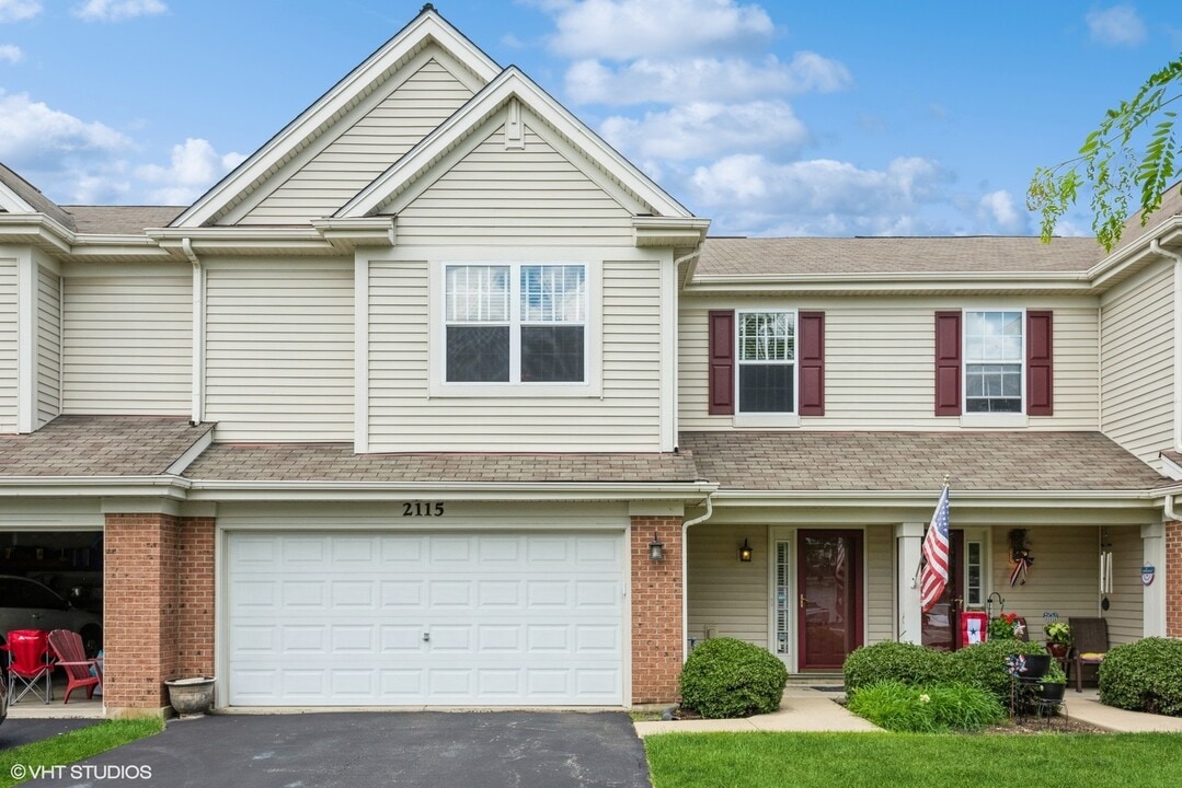 2115 Pembridge Dr in Lake In The Hills, IL - Building Photo