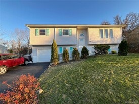 7 Weather Vane Way in Middletown, NY - Building Photo