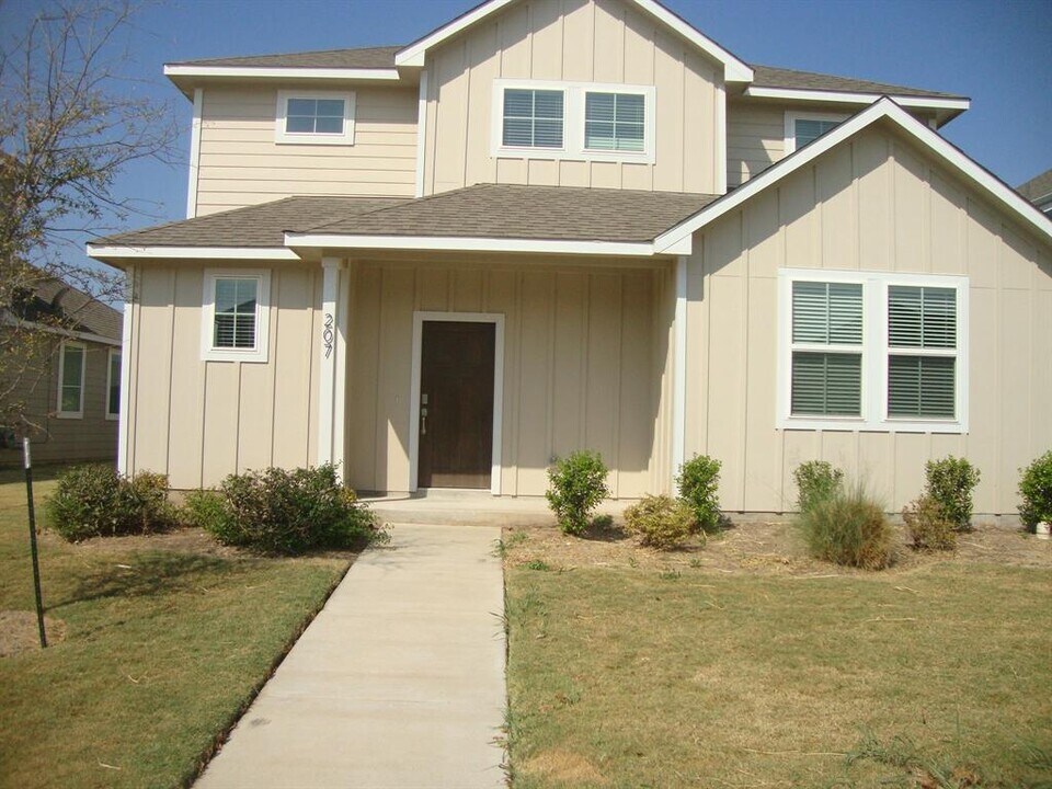 207 Whisper Rill Dr in Hutto, TX - Foto de edificio