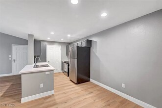 231 W Horizon Ridge Pkwy in Henderson, NV - Building Photo - Building Photo