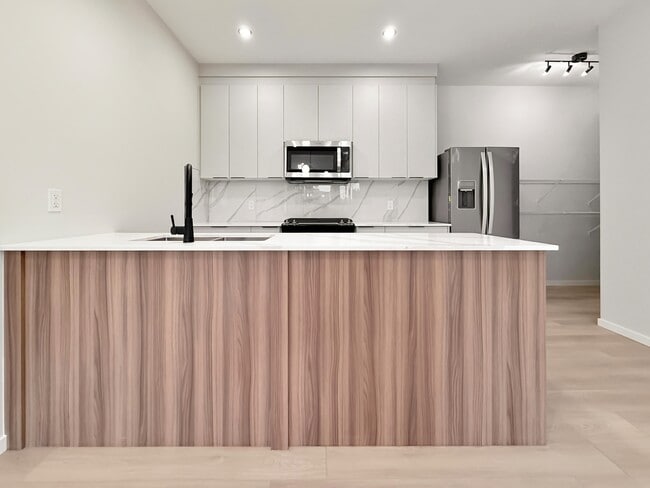 9305-9123 123 Ave NW in Edmonton, AB - Building Photo - Building Photo