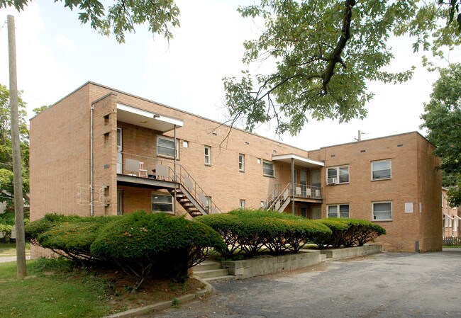 2636 Indianola Ave in Columbus, OH - Foto de edificio - Building Photo