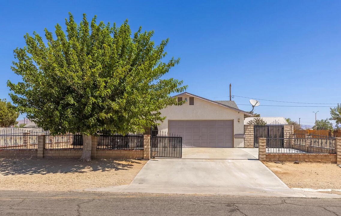 7343 Bay Ave in California City, CA - Building Photo