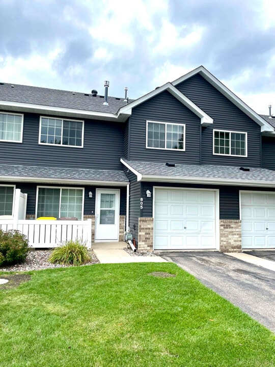 805 Horizon Dr SE in New Prague, MN - Building Photo