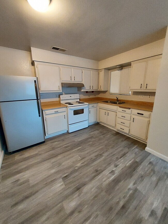 418 Hazel St in Chico, CA - Building Photo - Building Photo