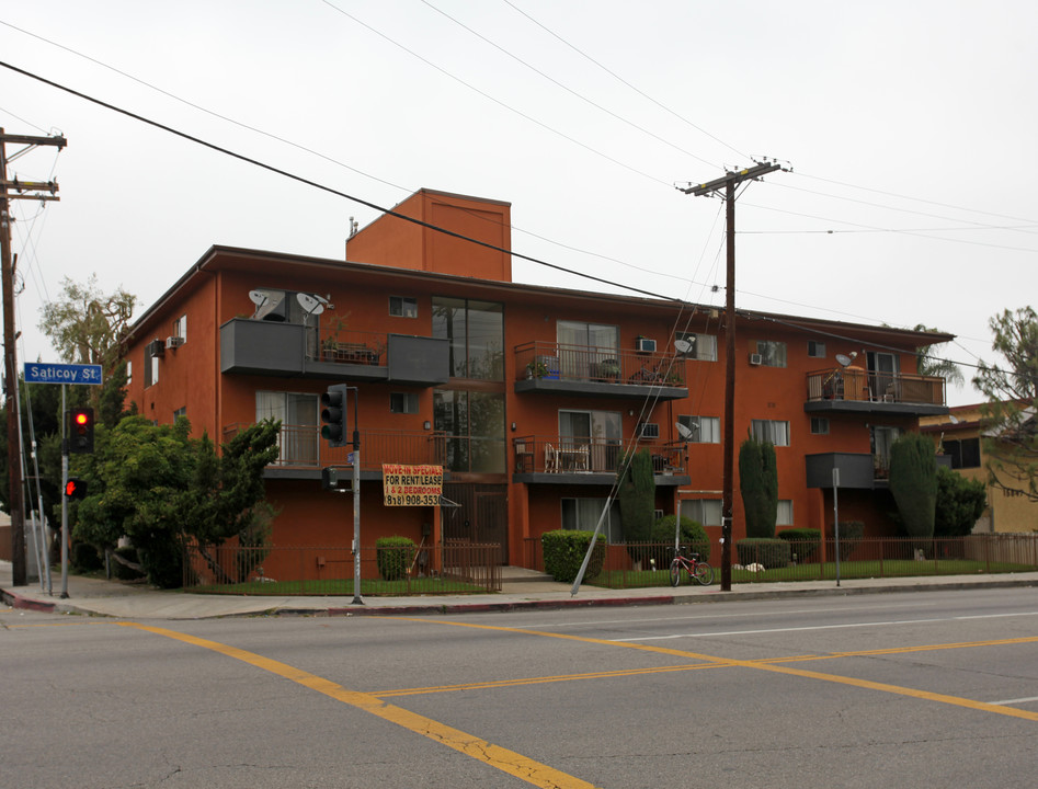 15855 Saticoy St in Van Nuys, CA - Building Photo