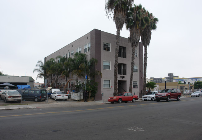 Jade Apartments in San Diego, CA - Foto de edificio - Building Photo