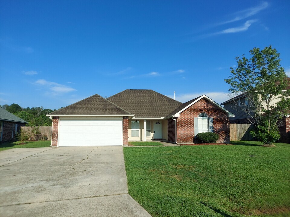 36044 Raleigh Dr in Denham Springs, LA - Building Photo