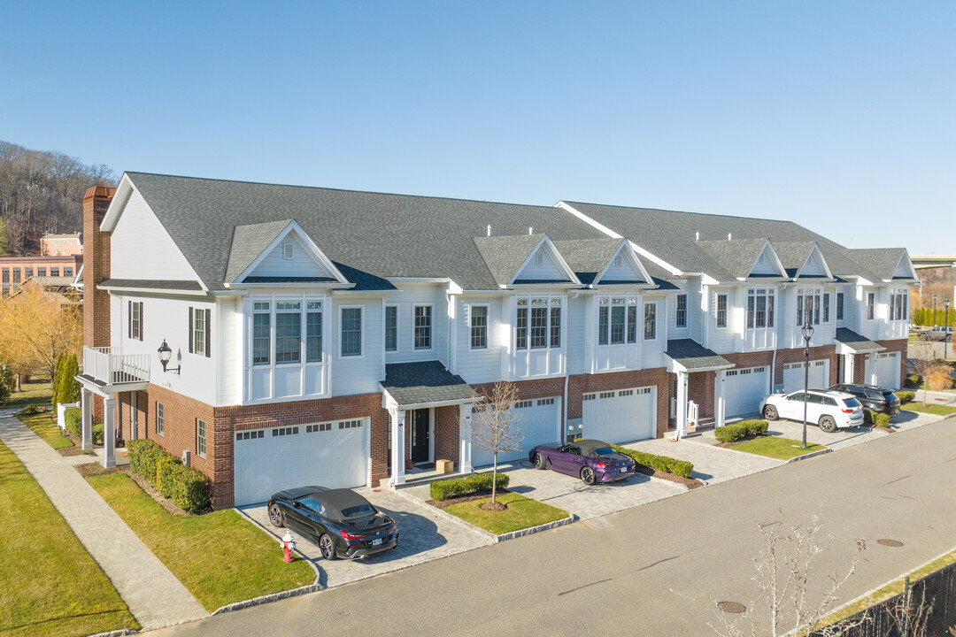 Roslyn Landing in Roslyn, NY - Building Photo