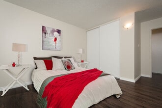 Munroe Manor in Winnipeg, MB - Building Photo - Building Photo
