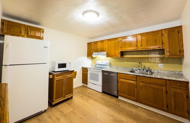 13 Silvestri Cir in Derry, NH - Foto de edificio - Building Photo