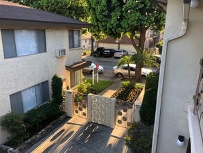 Royal Village in Whittier, CA - Foto de edificio - Building Photo