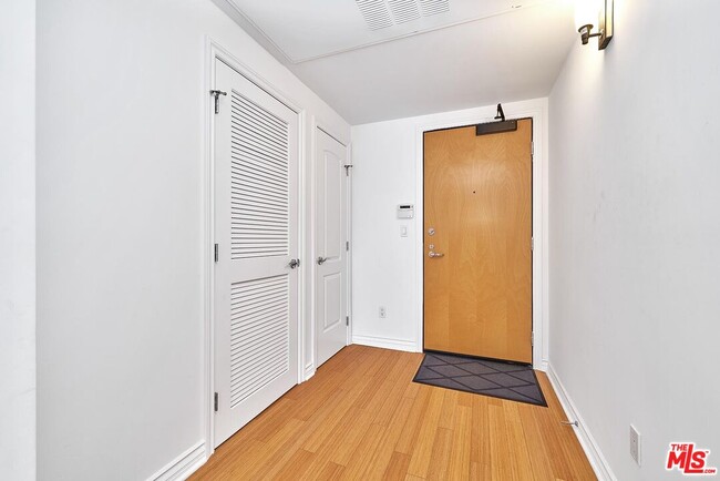 2230 S Bentley Ave in Los Angeles, CA - Building Photo - Building Photo