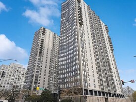 5701 N Sheridan Rd in Chicago, IL - Building Photo