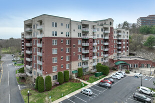 Ironwood on the Green at Ferncroft Apartments