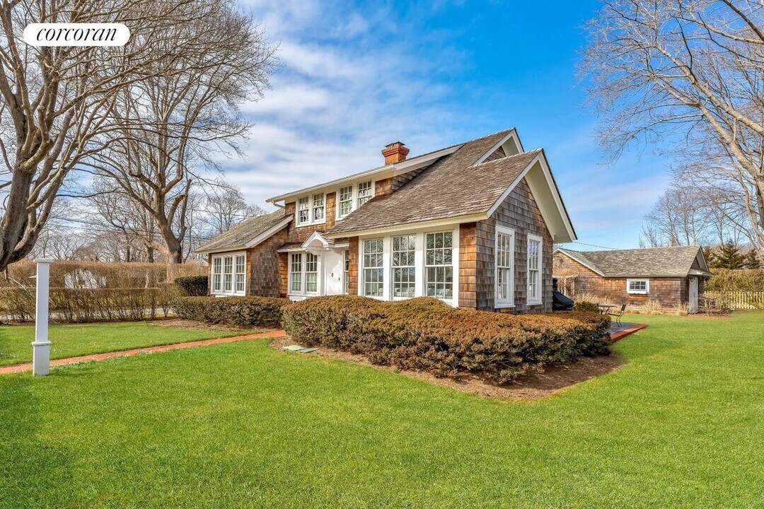 1 Village Ln in Quogue, NY - Foto de edificio