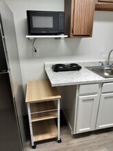 326 S Center St in Windsor Locks, CT - Foto de edificio - Building Photo