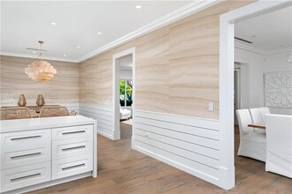 2575 Pine Tree Dr in Miami Beach, FL - Building Photo - Building Photo