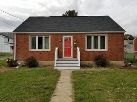 32 Landis Ave in Waynesboro, PA - Building Photo