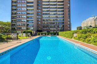 Queen in Kitchener, ON - Building Photo