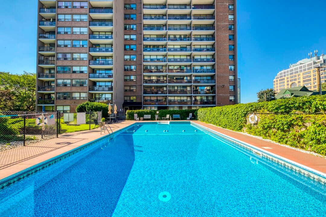 Queen in Kitchener, ON - Building Photo