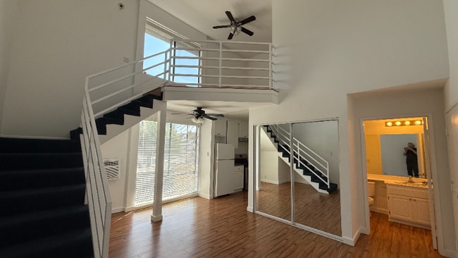 7044 Hawthorn Ave in Los Angeles, CA - Building Photo - Building Photo