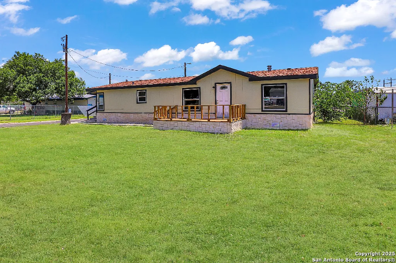 106 Co Rd 5600 in Castroville, TX - Building Photo