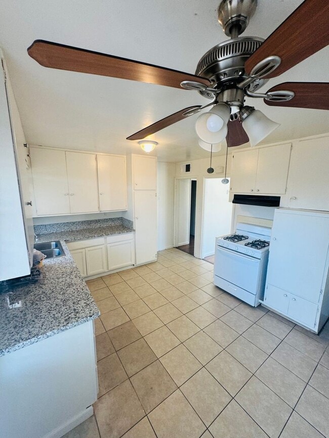 230 B St in Bakersfield, CA - Building Photo - Building Photo