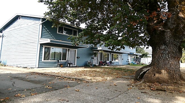 1017 SE Lyle St in Dallas, OR - Building Photo - Building Photo