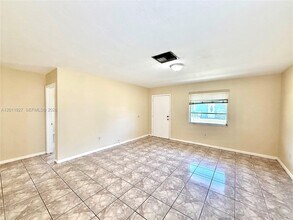 1970 NW 104th St in Miami, FL - Building Photo - Building Photo