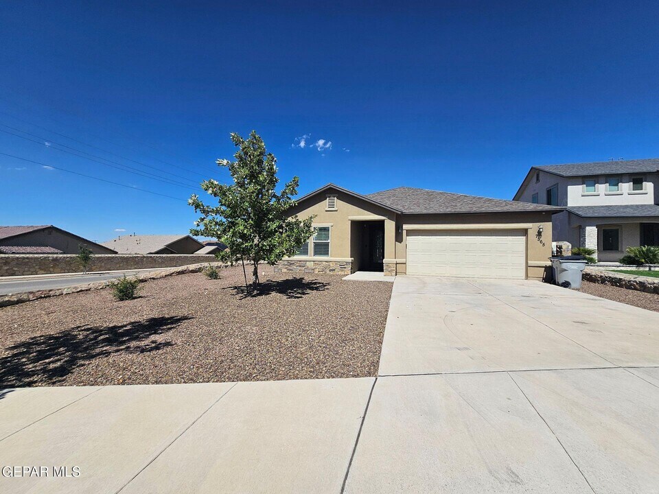 7565 Wolf Creek Dr in El Paso, TX - Building Photo