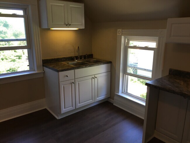 240 Scott St in Erie, PA - Foto de edificio - Building Photo