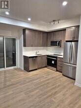 16 Lytham Grn Cir in Newmarket, ON - Building Photo - Building Photo
