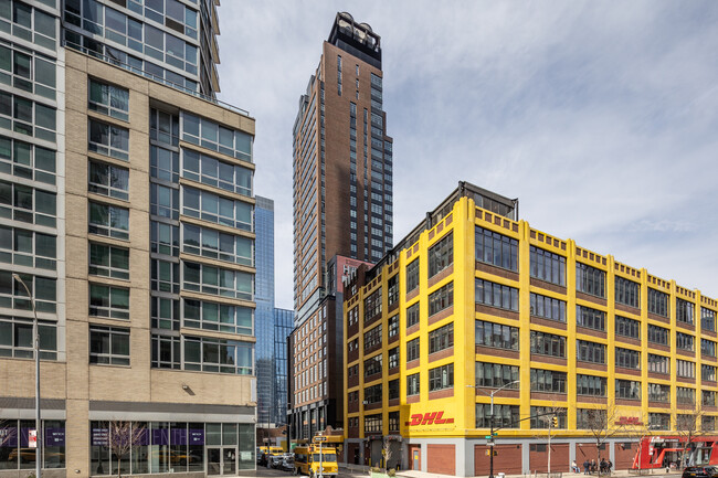 Henry Hall in New York, NY - Foto de edificio - Building Photo