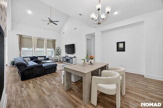 1120 Saddle Ridge Dr in Aubrey, TX - Foto de edificio - Building Photo