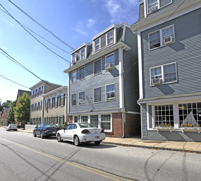 143-145 Merrimac St in Newburyport, MA - Foto de edificio - Building Photo