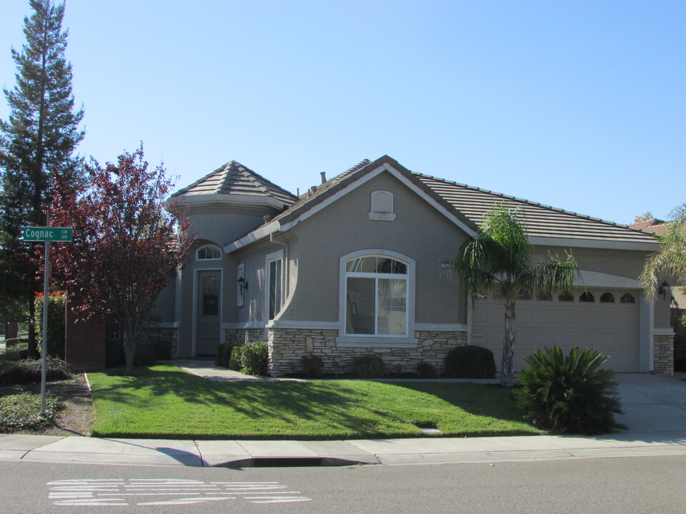 170 Cognac Cir in Sacramento, CA - Foto de edificio