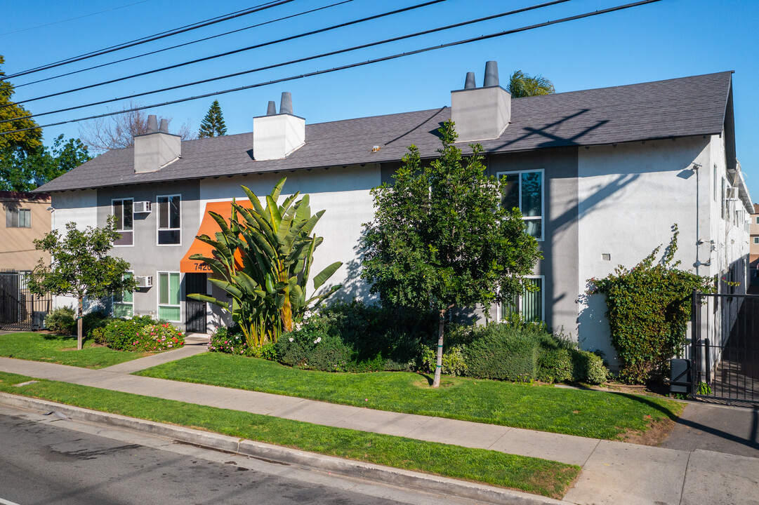 Woodman Apartments in Van Nuys, CA - Building Photo