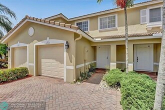 5903 Royal Way in Tamarac, FL - Building Photo - Building Photo