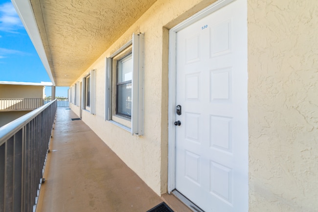 896 N Federal Hwy, Unit 530 in Lantana, FL - Foto de edificio - Building Photo